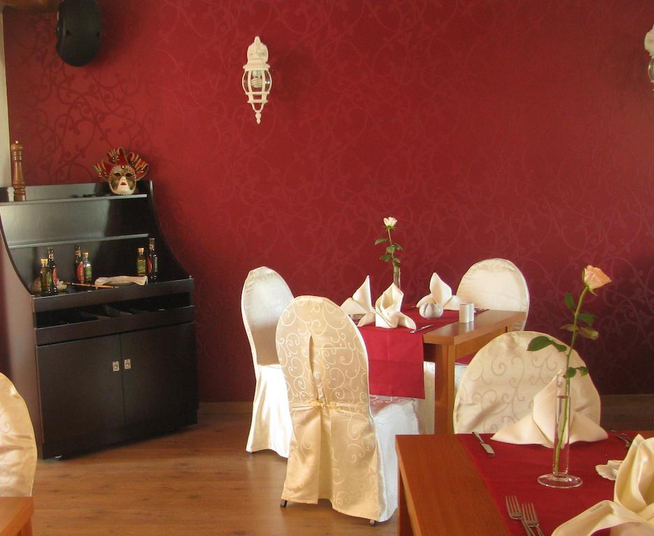 Pension Am Radweg & Ristorante Juani Wriezen Exteriör bild